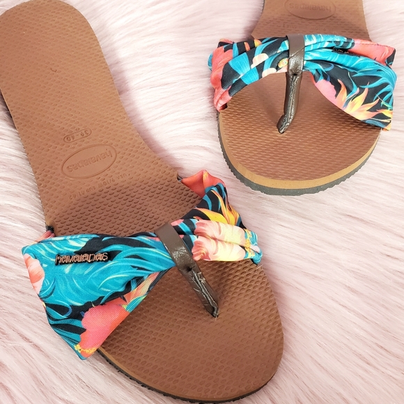 Havaianas Shoes - NWOT Havaianas Tropical Print Sandals